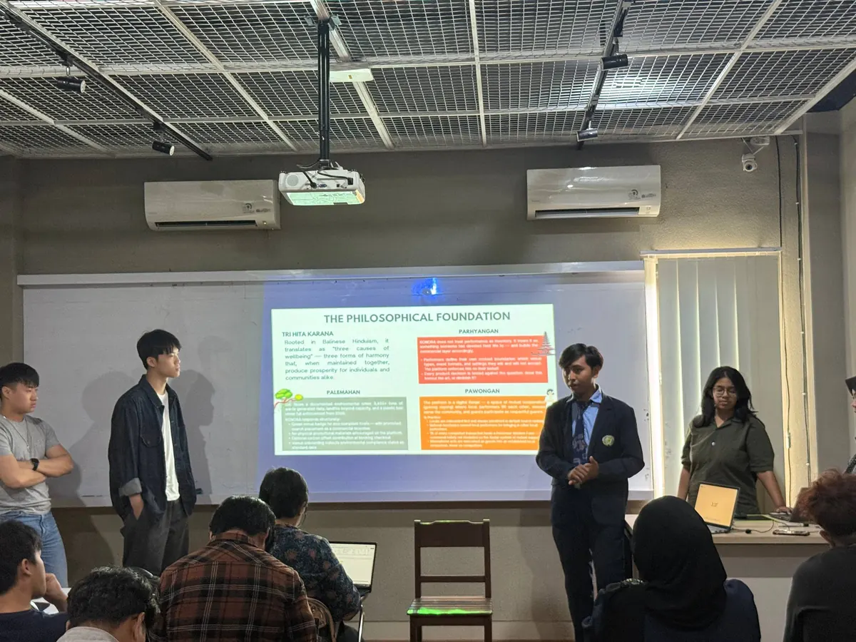 Presenting the philosophical foundation slide to the lecturers and the external panel